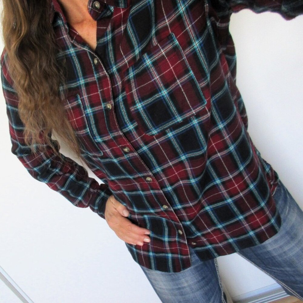 Legendary Whitetails Shirt Size Large Black Plaid Flannel Button Down